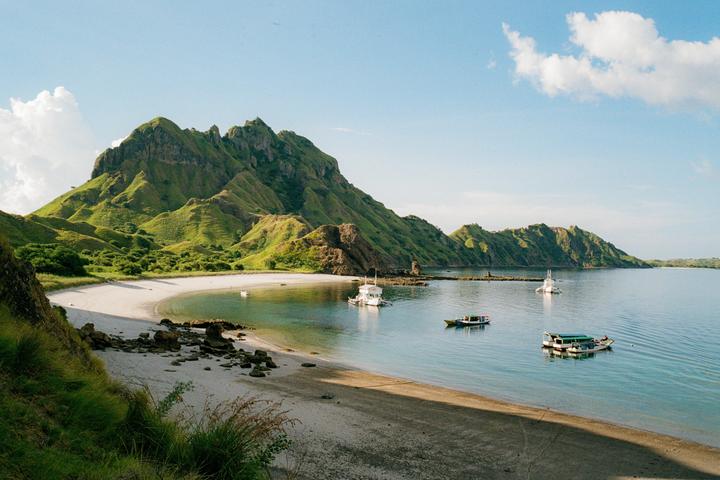 Padar Island [Contax G1, 28mm, Fuji 400]