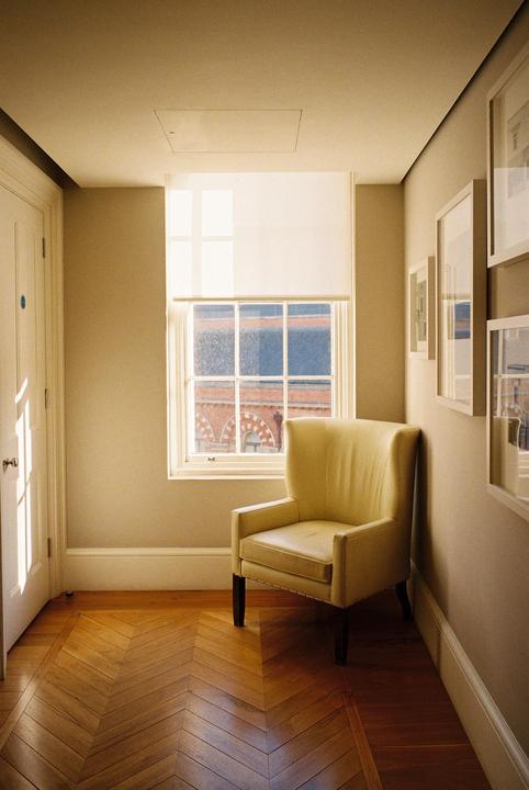 Chasing light in my Hotel | Fujifilm Klasse W | Fujifilm 400