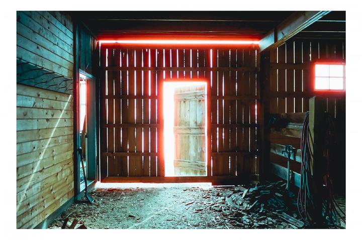 Who’s at the door, honey? [Leica M6| Voigtlander Ultron 28mm f.2| Cinestill 800t]