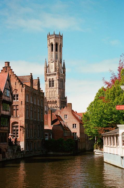 the canals in Bruges are enchanting (Canon EOS 5, EF 35-80mm, Kodak Portra 160)