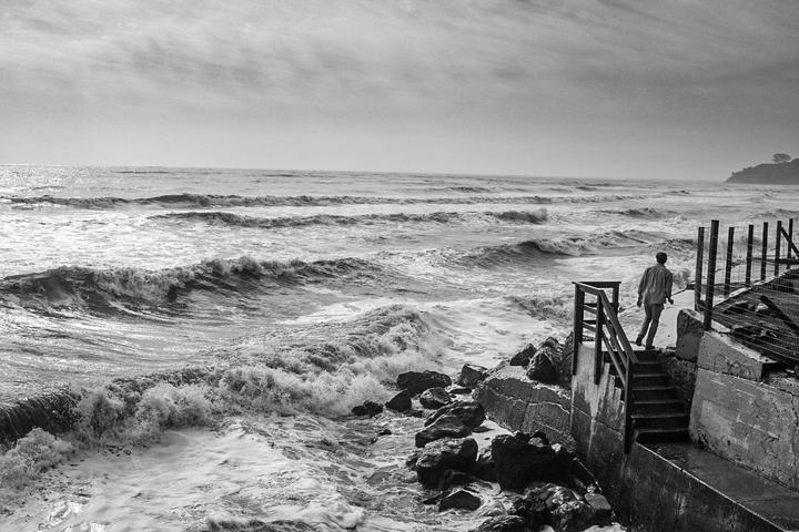 Rough seas / Nikon F3, 35mm, Acros