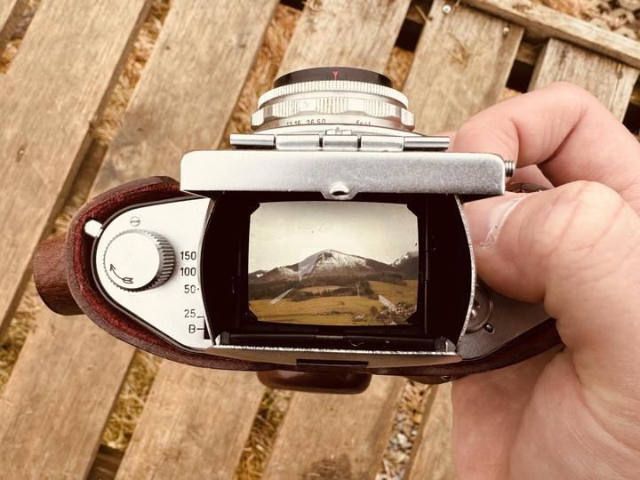 This is why I love waist-level rangefinder cameras, nothing beats that aesthetic!