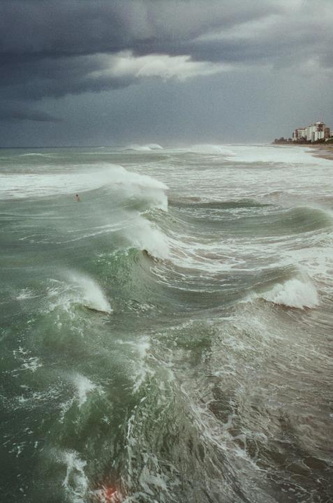 stormy weather (Nikon FE2, 50mm, Mira color 400)