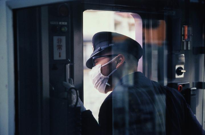 Stopping at Shimo-Kitazawa [Eos 1n, 24-70, provia 400x]