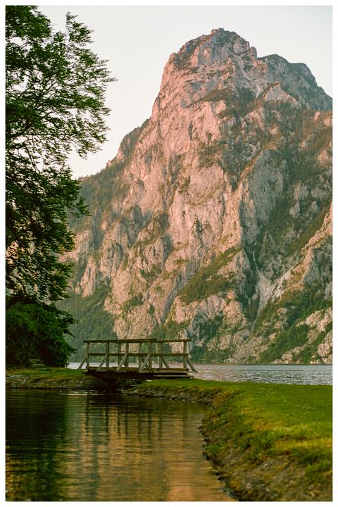 Dreamy evening light bouncing of the mountains [Nikon F100, Portra 160]