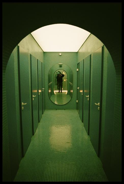 toalet [contax aria, zeiss 28mm f2.8, ultramax 400]