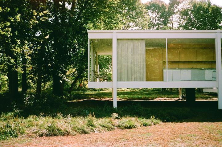 Edith Farnsworth House | Minolta Hi-Matic AF 2 | Karmir 160