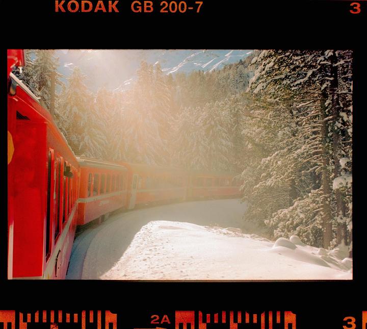 The red train 🚂❄️🎞️ [Contax G1, 45mm f/2, Gold 200]