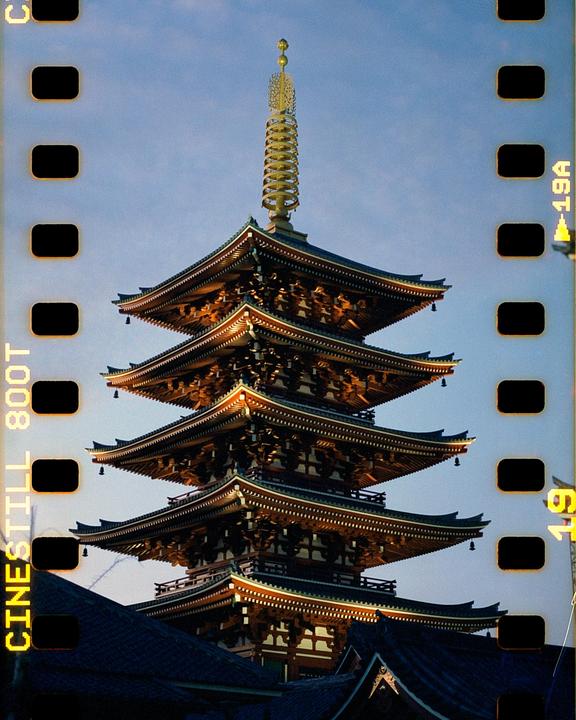 five-storied pagoda sprockets in asakusa, tokyo, japan [hasselblad 500 cm, carl zeiss planar 80mm f/2.8, cinestill 800t]