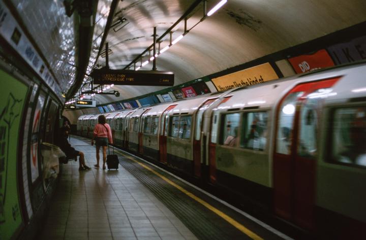 Don‘t mind me, mind the gap | Canon 500n, 50mm, Ektachrome E100