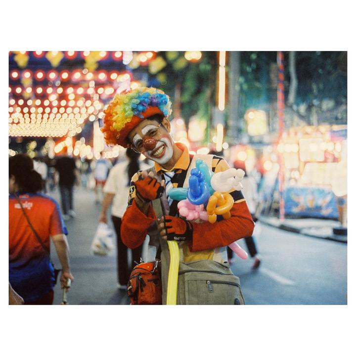 The Walk Street Entertainer [Olympus OM-1 | 800T]