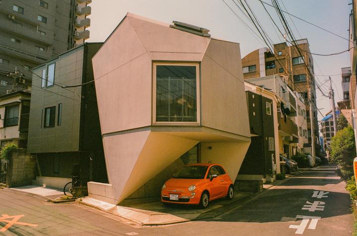 House and orange car in Tokyo suburbs (Olympus OM-1n / Portra 400)