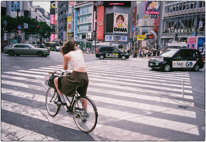 Shibuya Crossing Fashion | Leica M7 | 28mm f2.8 Elmarit (4) | Fuji Superia 400