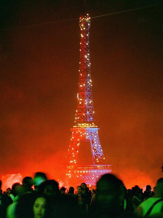 Paris after PSG won its 2nd Champions League, Nikon F5, 15mm fisheye, Ultramax 400 & Portra 800