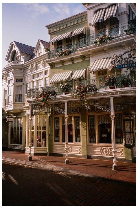 Main Street USA, Magic Kingdom. [Yashica T3 Super, 35mm F2.8, Kodak Portra 400]