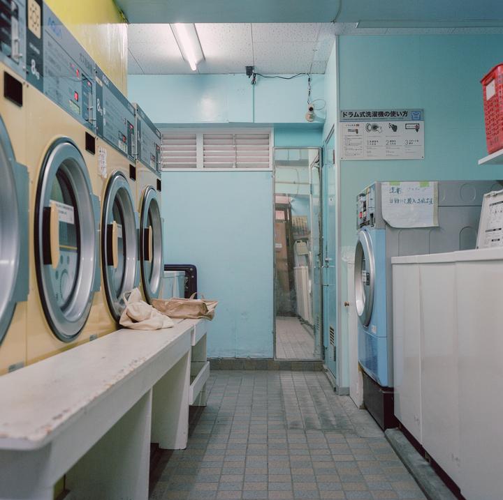 Time stood still, コインランドリー, Tokyo. [Rolleiflex 3.5F, Portra 400]