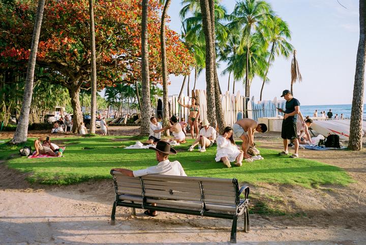 Waikiki. [Leica M6, Voigtlander 35mm f1.4 Nokton Classic II, Portra 400]
