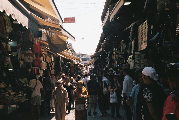 Crowded Bazaar [Canon AV-1, Canon FD 50mm f/1.8, Fujicolor C200]