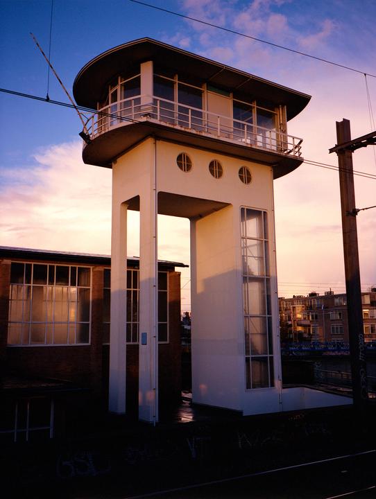 Beautiful colours of the sun on this building next to the tracks. Fujifilm GA645Zi, Gold 200, self scan.