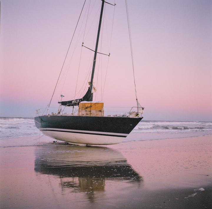 Stuck on the beach (Hasselblad 501cm, 80mm 2.8, Fujipro400h)