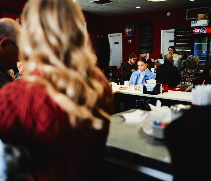 Diner (Pentax 67 / 105mm / Ektachrome 100)