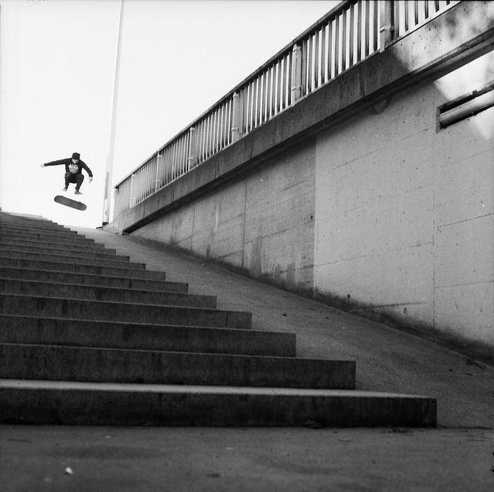 skateboarding / Bronica SQA / Zenzanon 80mm / HP5 / One flash at the edge of the rail