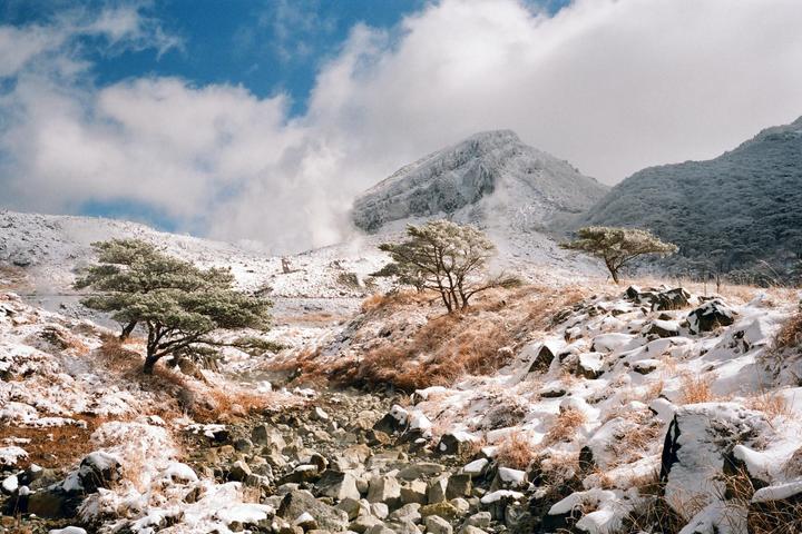 Snow and volcanoes, Kirishima Highlands [Leica M4, Zeiss Biogon 2.8/35, Fuji Superia 400]