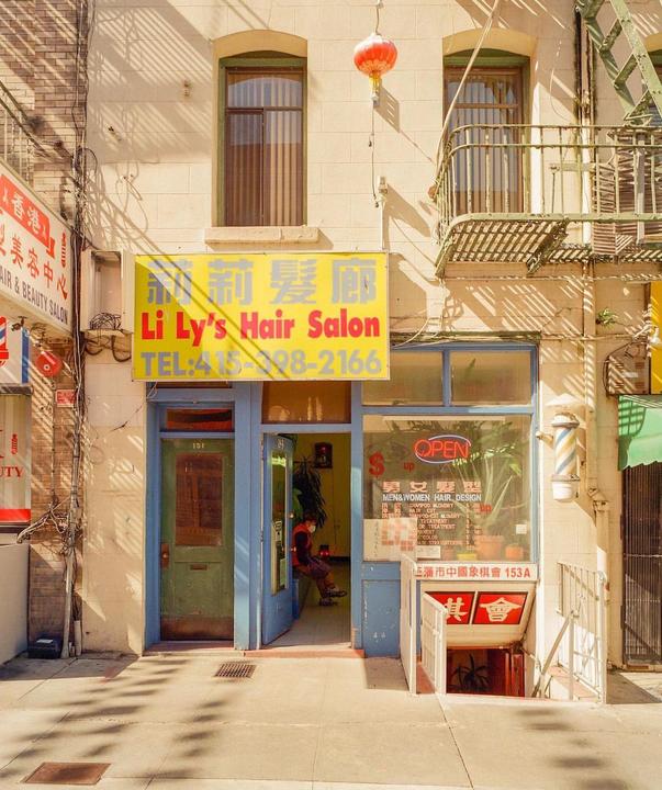 hair salon in sanny franny [mamiya 7, lomo 400]